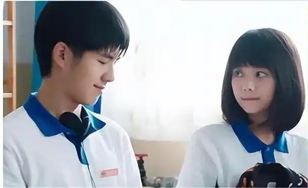 26岁在《最好的我们》里演高中生,跟比她小7岁的刘昊然搭戏.