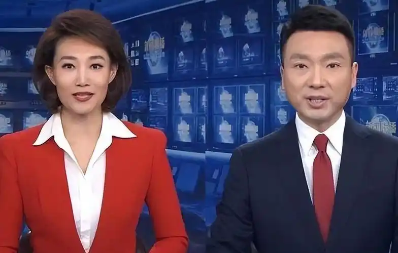 为什么新闻联播主持人从不低头念稿,他们全背下来了吗?