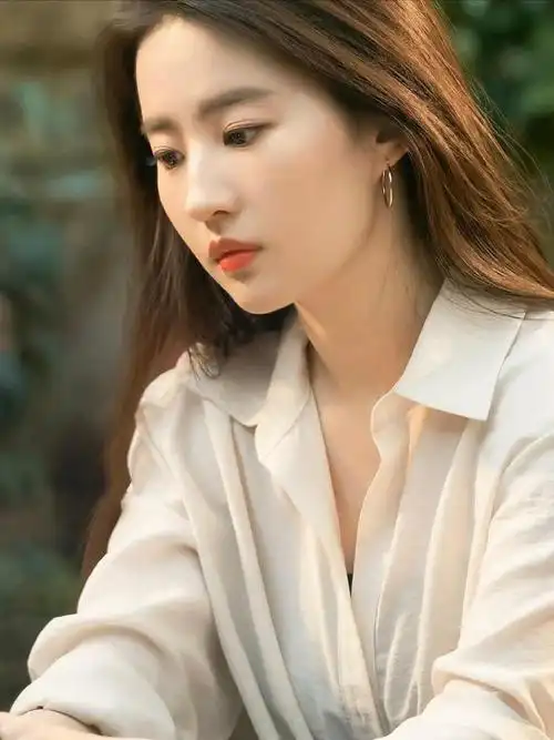 刘亦菲晒九宫格告别去有风的地方,姐姐真的怎么拍好美啊,微笑回眸合照