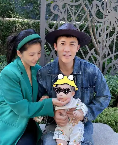 杜淳老婆带女儿拍大片,王灿漂亮养眼不输女明星,2岁蛋饺像爸爸|写真