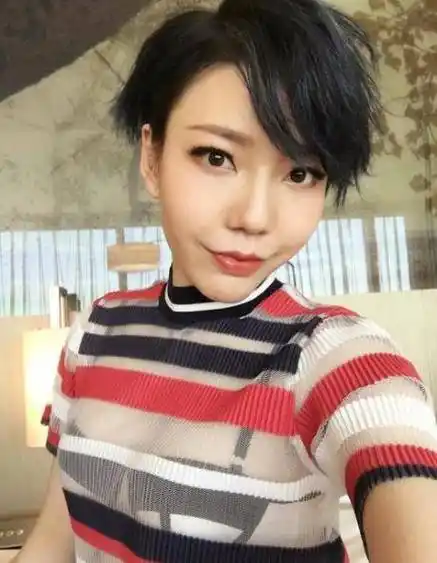 有网友曾放出了吴莫愁近几年的照片,在主流舞台上几乎看不到吴莫愁的