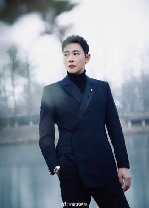 迪奥星光#著名演员@罗晋身着迪奥男装经典款西装出席国剧盛典活动.
