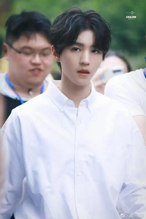 王俊凯和白衬衫的适配度多高?清爽帅气又不失青春