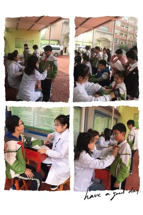 内科医生对学生的心,肺,肝,脾等器官进行检查.