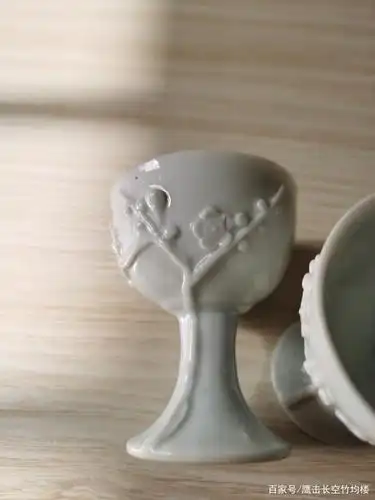 清中期德化窑甜白瓷贴塑梅花高足杯