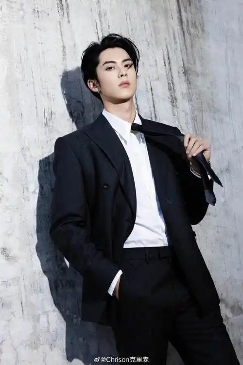 王鹤棣 x 尖叫之夜 ┊ 今晚的两套造型都是来自lv,搭配他的狼奔头发型