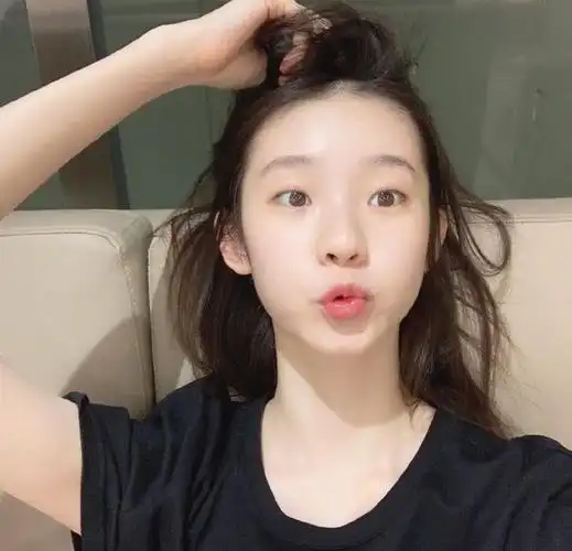 张艺凡可爱自拍