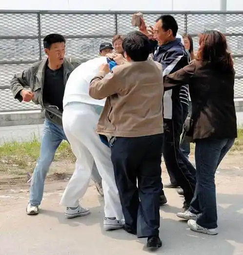 组图上海车展门口的斗殴