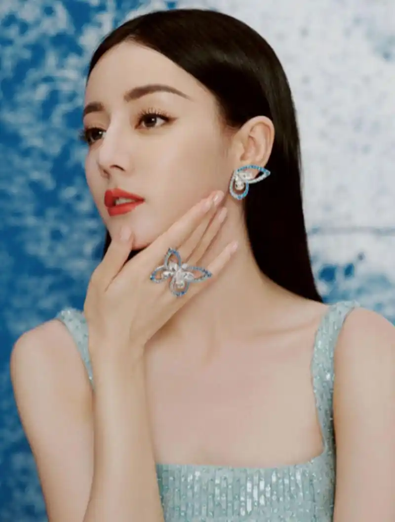 迪丽热巴作为当红小花旦,不仅演技一流,颜值也是无可挑剔.