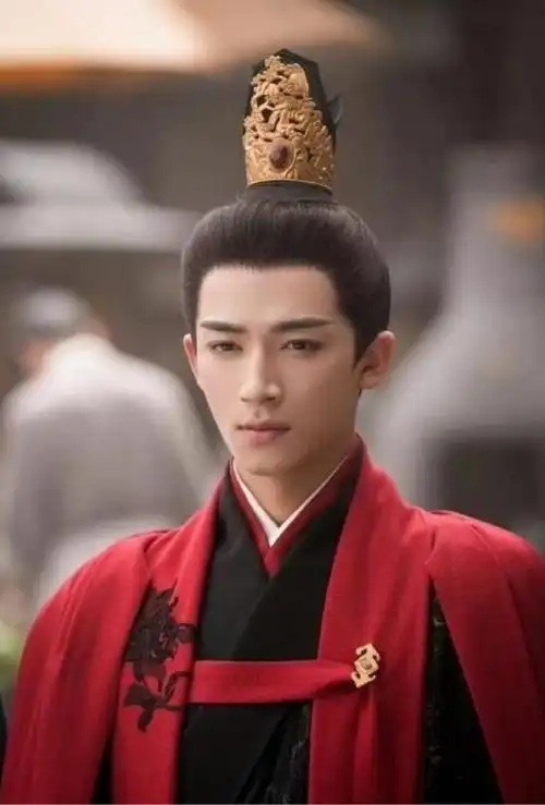 这是于正口中的"小梁朝伟"?网友:这张七边形脸,粗看也很残忍