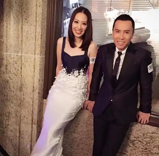 甄子丹老婆汪诗诗身材绝了穿挂脖无袖连衣裙出席活动高挑纤瘦