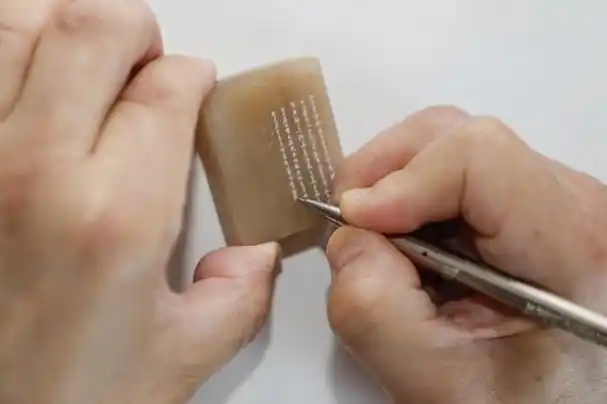 济南微雕方寸之间有大天地头发上刻字展现高超技艺