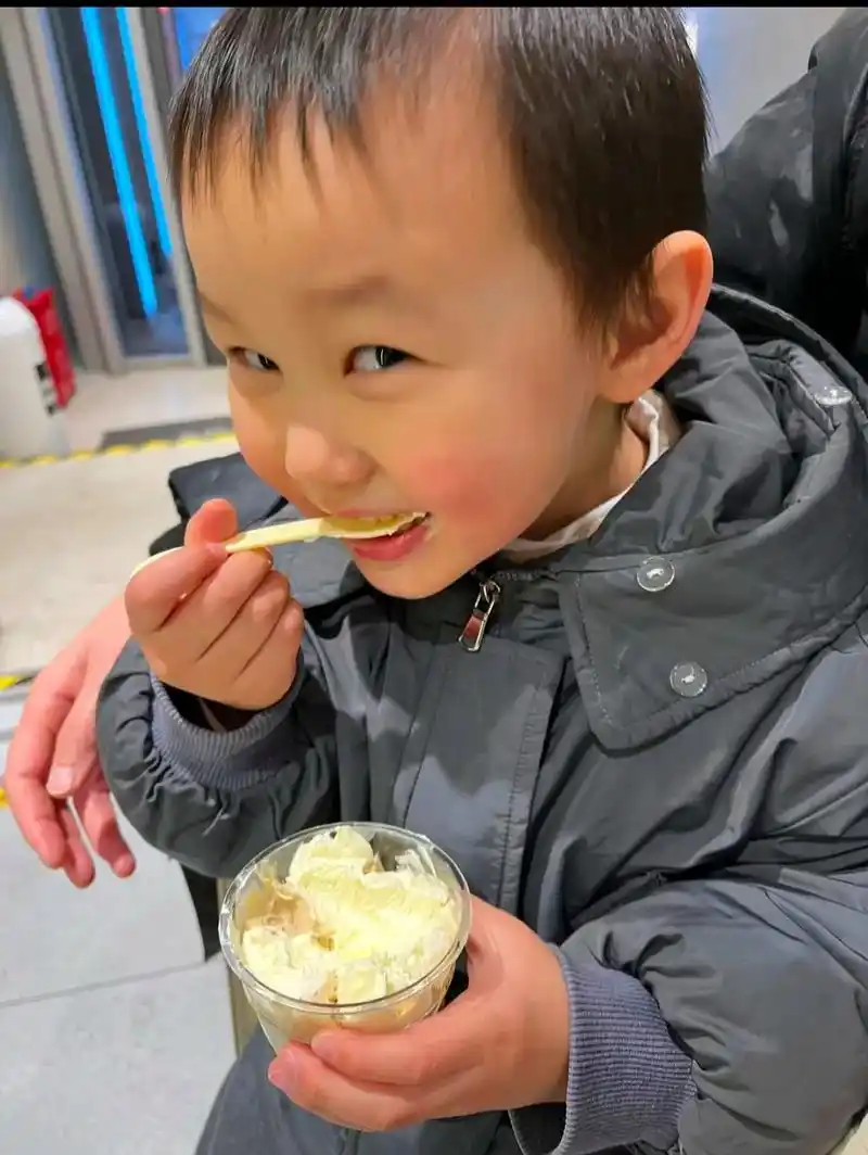 发一组宝宝的吃东西照片,可爱吗? - 抖音