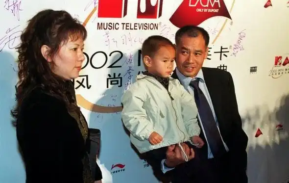 体操王子李宁一家现状如何56岁妻子仍貌美19岁儿子比他高