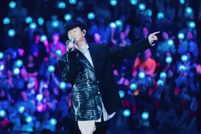 b站毕业歌会丨无水印版官图"漫天风雪我陪你颤抖 我们别回头"@林俊杰