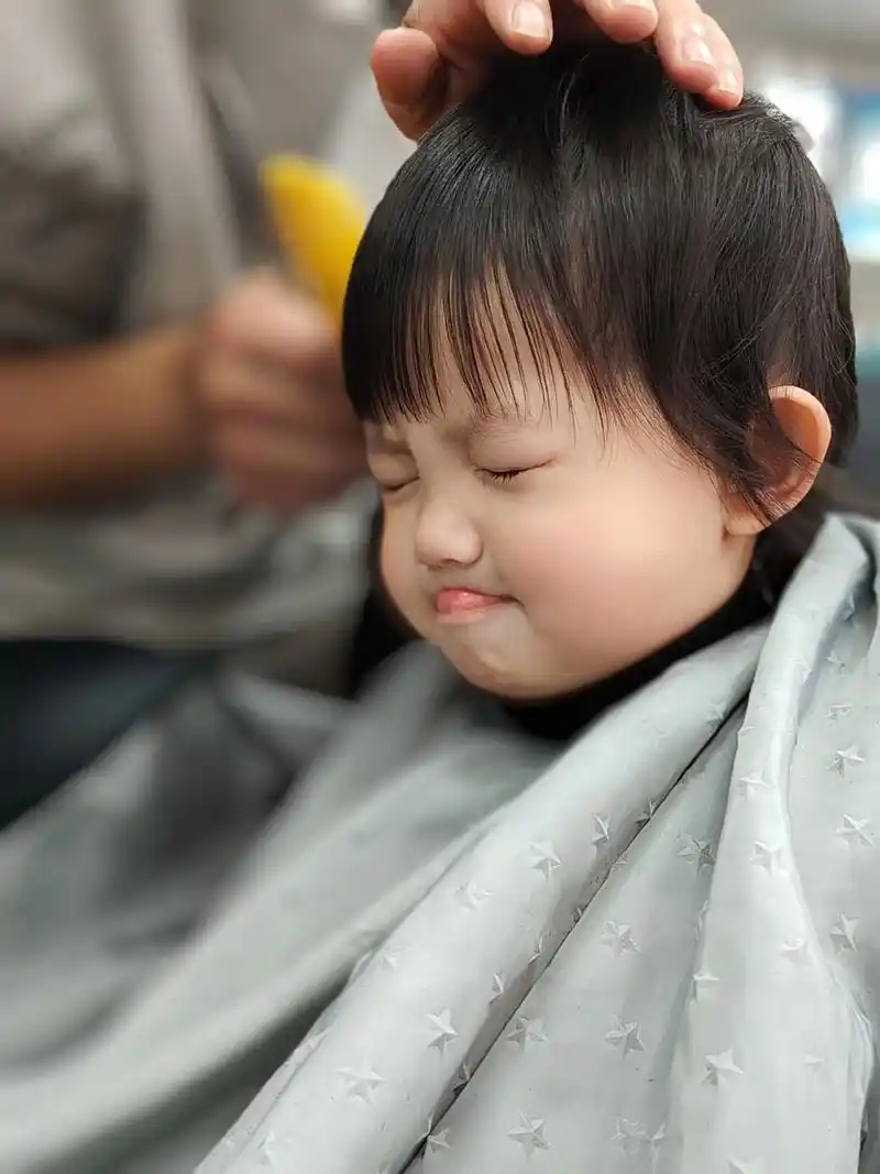 剪头发,各种表情包的妹妹