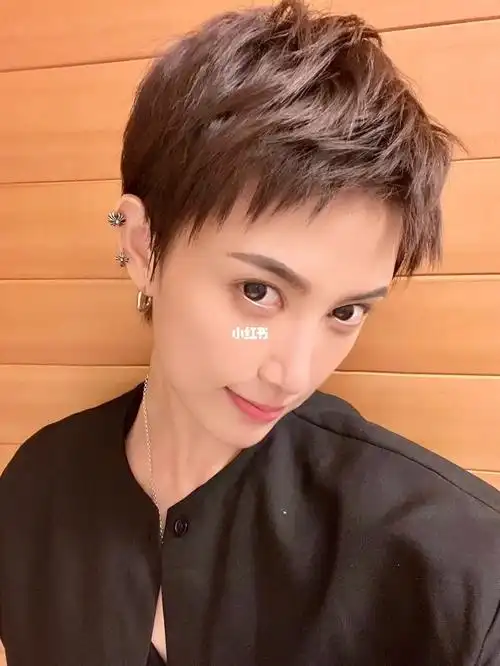 俏皮 减龄效果满满喜欢短发的可以尝试#圆脸发型推荐  #女生短发发型