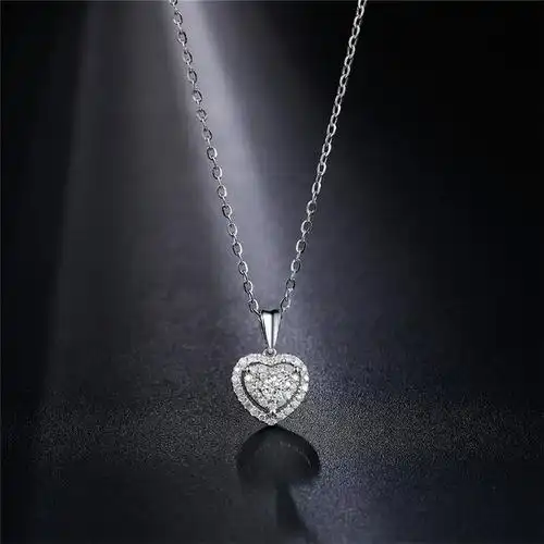 钻石鸣钻效果正品锁骨吊坠心形克拉国际金一颈饰