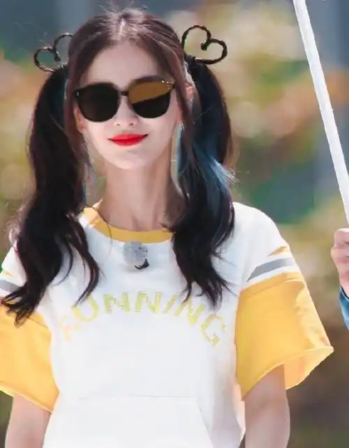 angelababy绑"爱心双马尾"扎发,美得像学生妹,好减龄