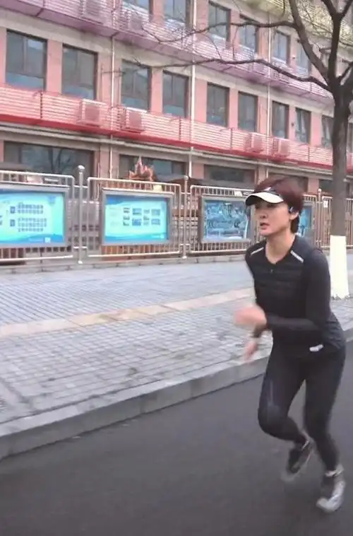 前央视主持人李小萌晒健身照,大长腿纤长匀称,跑到面红脖子粗?