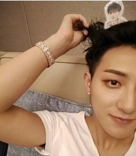 黄子韬直播忘记开美颜粉丝这才是真实的黄子韬