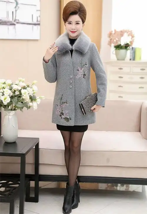 洋湖轩榭 中老年妈妈冬装新款可拆卸大毛领刺绣修身毛呢外套女大码