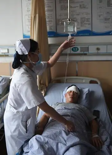 7月5日,鞋厂厂房倒塌事故中受伤的杨仲坤在温岭东方医院接受治疗.