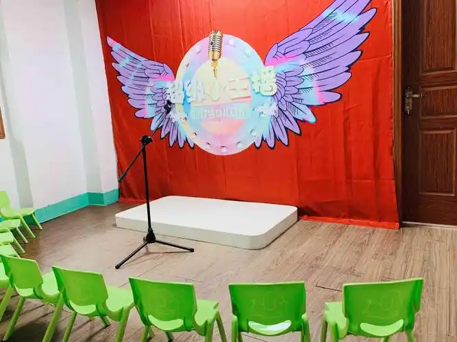 口才教室:口才教室干净,口才背景氛围突出,教室空旷,是孩子练习口才的