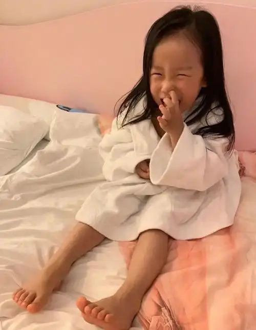 秦昊女儿长大啦!5岁小米粒身高惊人,祖孙三代同出游不见伊能静