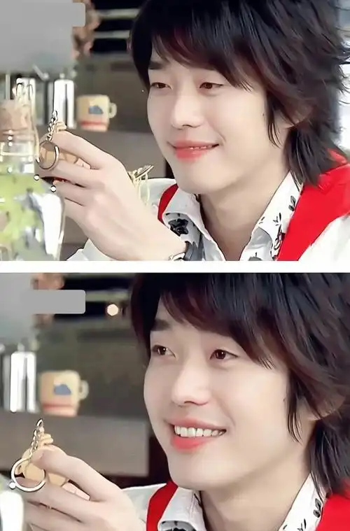 张栋梁 "微笑王子"何群回来咯!乌龟妹的扫把星!谁的青春啊 - 抖音