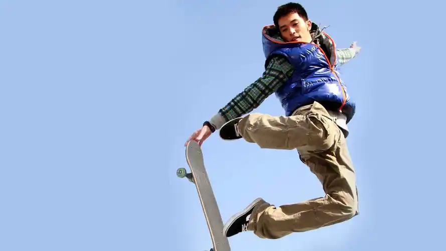 台湾歌手邱泽玩滑板帅气桌面壁纸