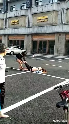 金坛东站附近又出闹剧一女子又被扒衣服