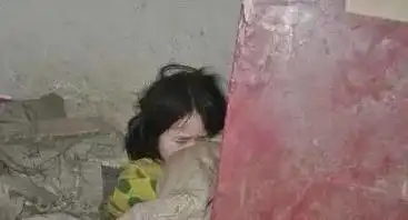 93年青海母亲虐待6岁女儿,热油灌嘴沙线封口,出狱立马挖女儿坟