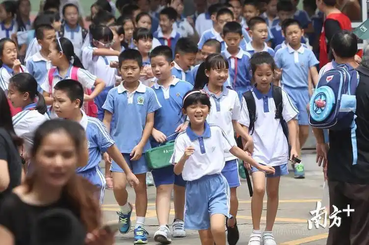 开学百态!搞怪卖萌,深圳学生表情大比拼_南方plus_南方