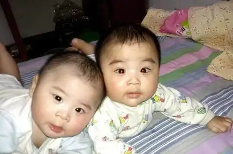 头胎女儿,二胎双胞胎女儿,三胎四个宝宝出生后,宝爸坐地上直哭