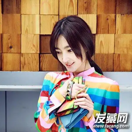 碎发长 刘海随意的摆动在脸颊两侧,修饰脸部线条.