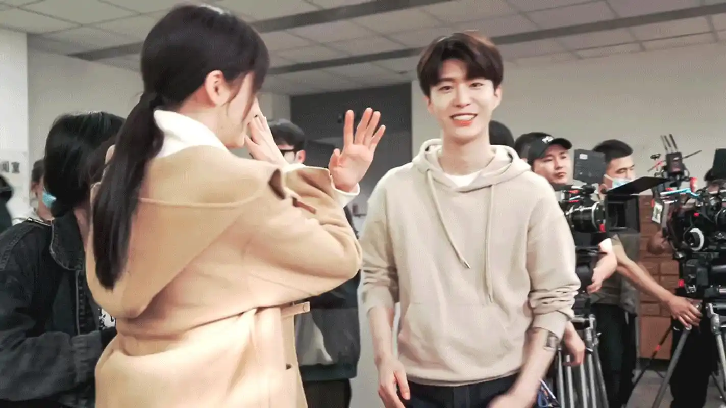 范丞丞就说以后这个游戏就叫你叉叉,熟人玩梗太好笑了,范丞丞和关晓彤