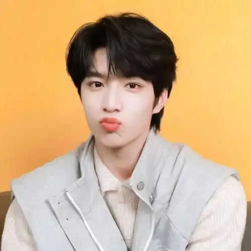 刘耀文嘟嘴比耶照#怎么可以这么可爱呀,是嘟嘴比耶的小丸子呀,没系浇