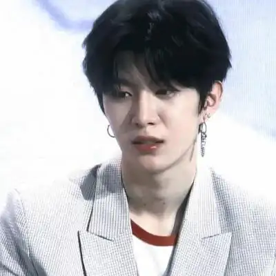 范丞丞绝美头像. 礼貌拿图.