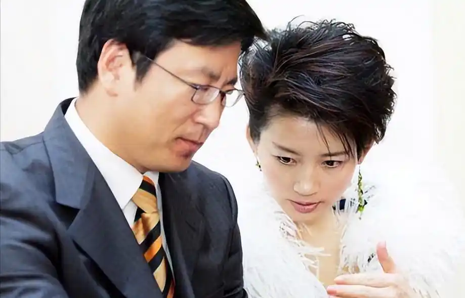 回顾王小丫央视主持人两任丈夫一个是房产大亨一个是副国级