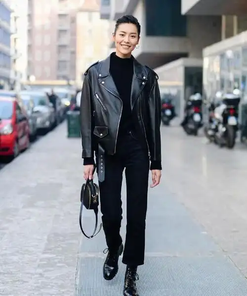 刘雯街拍美照穿短款皮衣配黑色马丁靴换个发型帅气十足