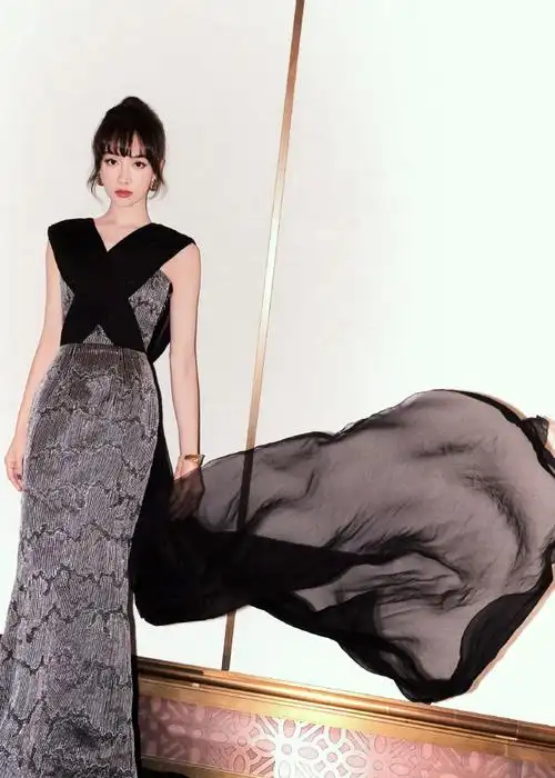 宋茜超话#宋茜lv品牌代言人#@宋茜身穿louis vuttion rarex定制礼服