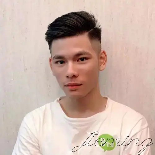 往上梳的三七分线条自然有型,一秒圈住女孩儿心深雾灰x侧分上梳的纹理