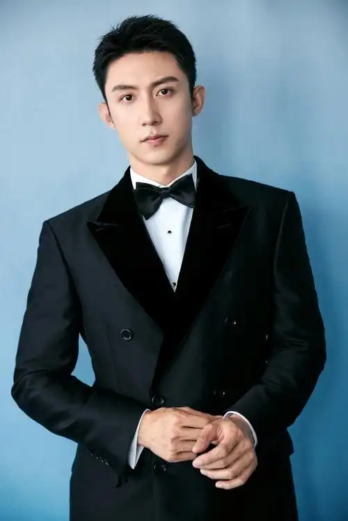 今天,与@johnny黄景瑜共赴#华表奖颁奖典礼#,感受电影魅力,见证荣誉