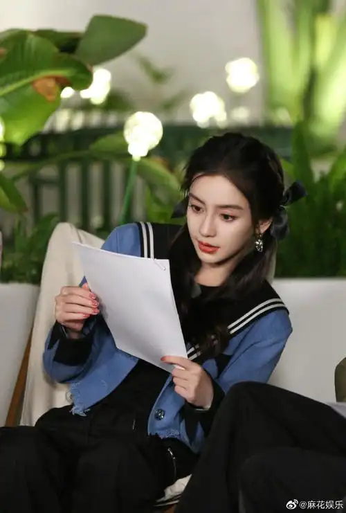 奔跑吧甜酷风剧照96水手服 蝴蝶结双马尾,精致甜美,今晚一起看跑男