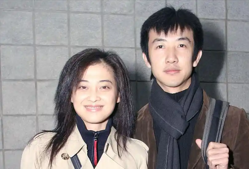 婚后,"恋爱脑"梅婷全力支持老公的想法,老公说想开画室她就选择自掏