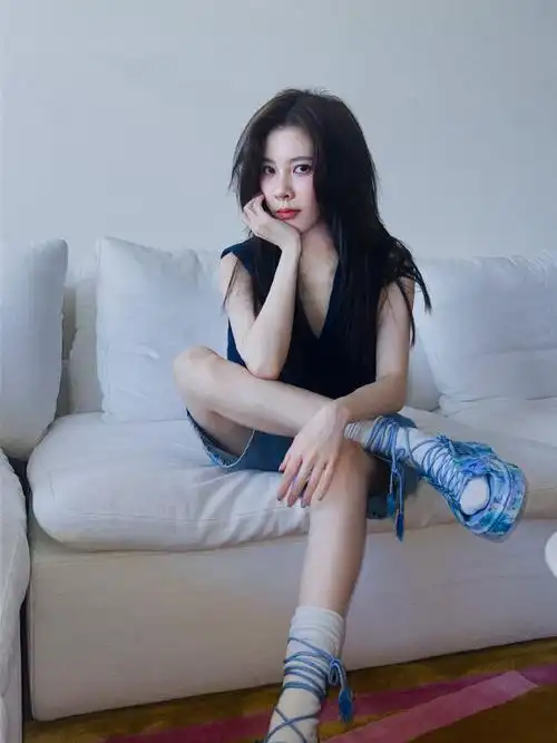 品牌大使@cecilia宋妍霏宋妍霏超话上脚#uggxcollinastrada#厚底魔术