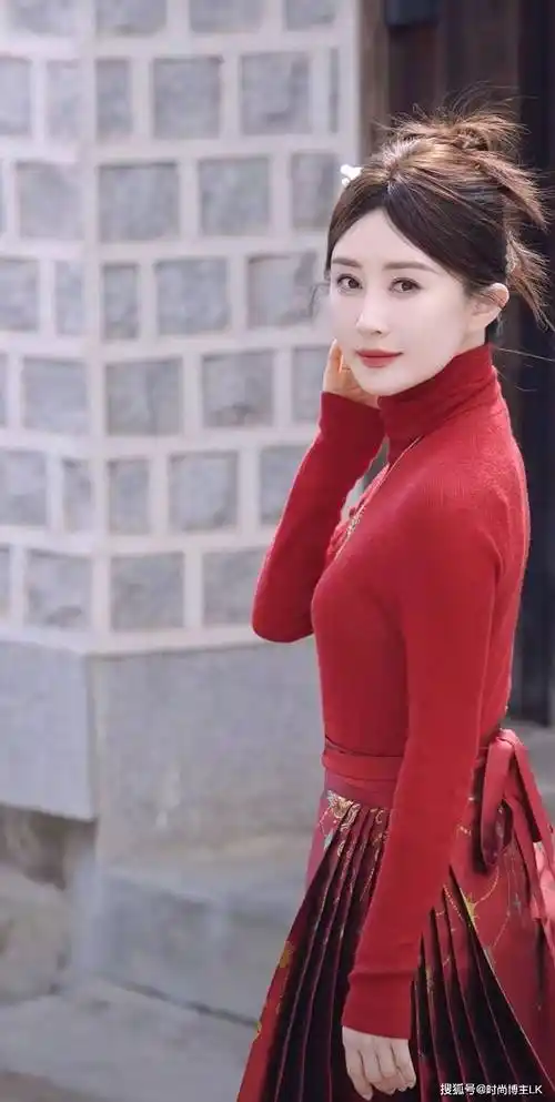 舒畅在韩国街头穿红色马面裙,气质状态在线,这波文化输出赢麻了_整体