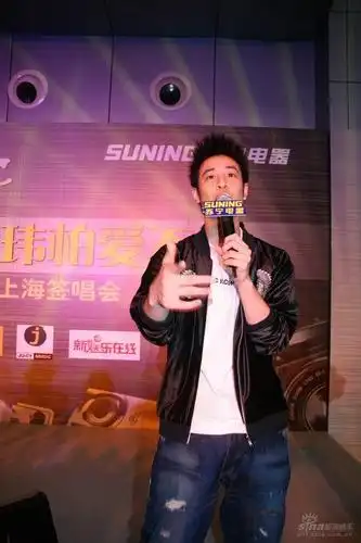 组图潘玮柏上海签售新专辑称欣赏年纪大女生