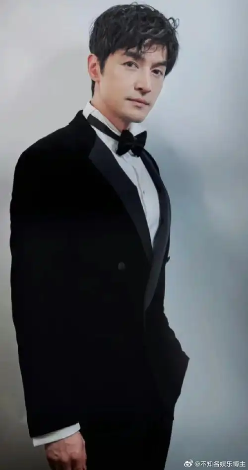 最适合穿黑色西装的男明星